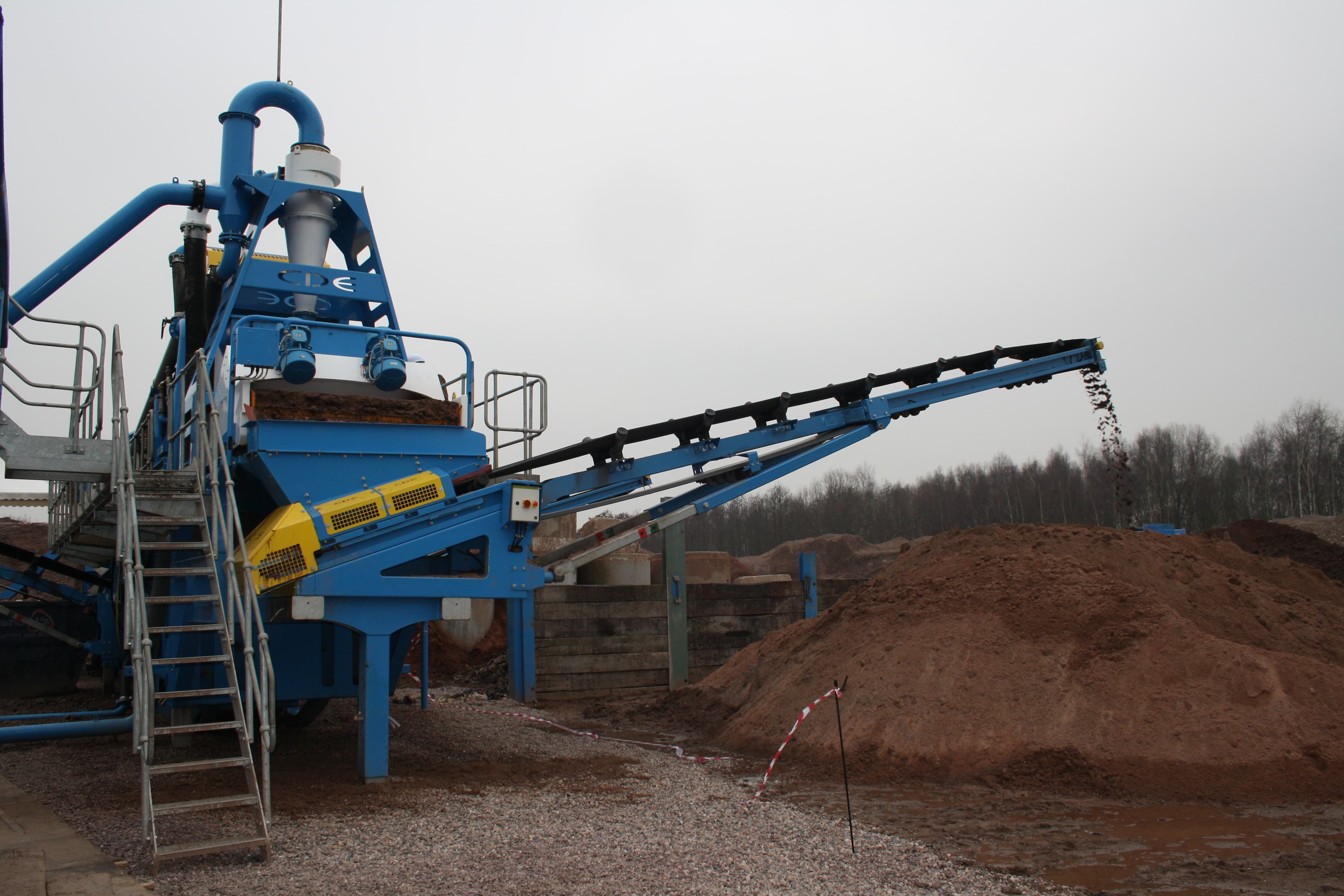 Sand processing plant with a stockpile conveyor — illustrative industry photograph